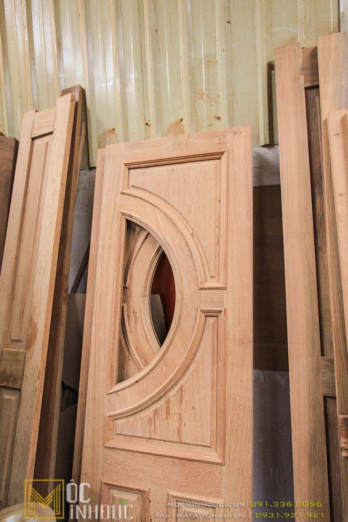 Hoàn thiện cửa gỗ tự nhiên tại xưởng