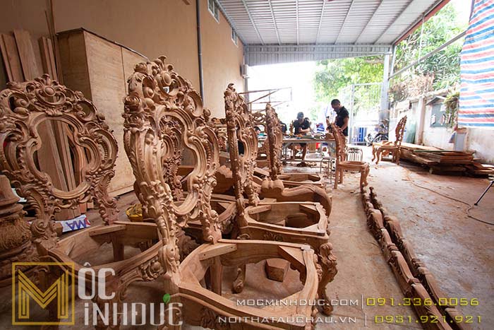 Thợ đục đồ gỗ tân cổ điển tại nhà máy Mộc Minh Đức