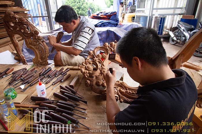 Thợ chạm khắc tại xưởng gỗ
