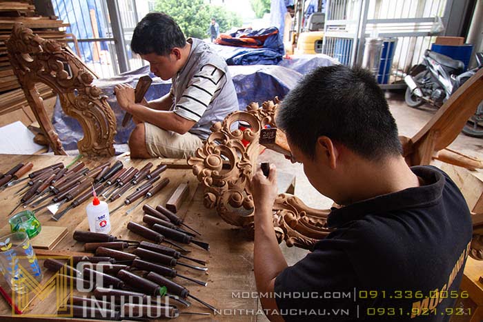 Thợ chạm khắc đồ gỗ tân cổ điển tại xưởng mộc minh đức