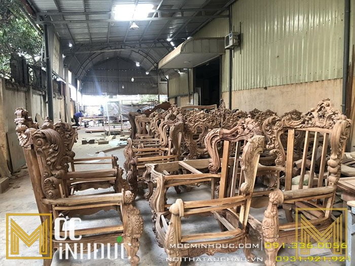 Các sản phẩm ghế được đục chạm tại nhà máy Mộc Minh Đức