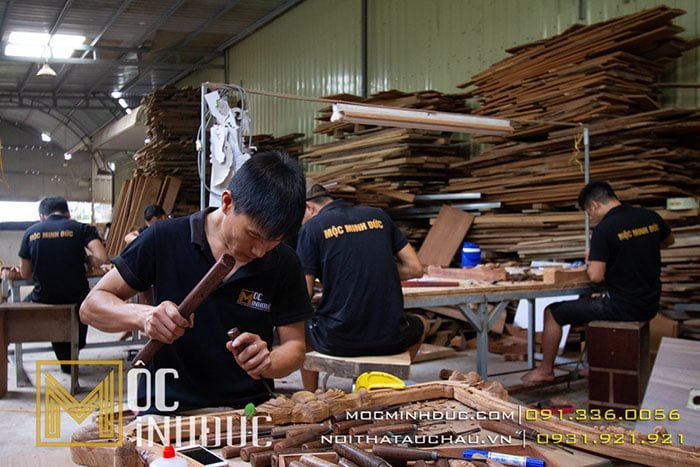 Thợ điêu khắc gỗ tại Mộc Minh Đức
