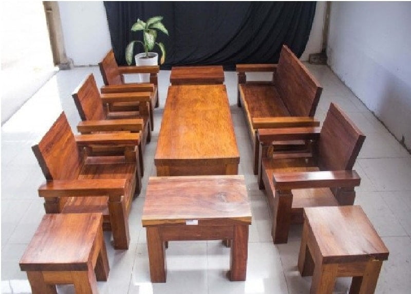 Bàn ghế gỗ nguyên khối: Bàn ghế gỗ nguyên khối là lựa chọn hàng đầu cho những người yêu thích sự sang trọng và độc đáo. Với chất liệu gỗ tự nhiên và thiết kế tinh tế, bộ bàn ghế này sẽ mang lại không gian phòng khách của bạn một phong cách đầy màu sắc và tinh tế.