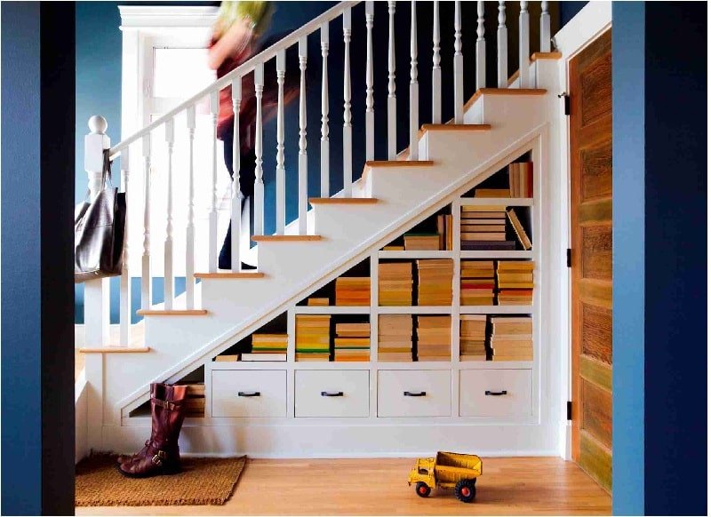 Tiết kiệm diện tích biết bao khi có một tủ gầm cầu thang để sách rộng rãi dưới gầm cầu thang