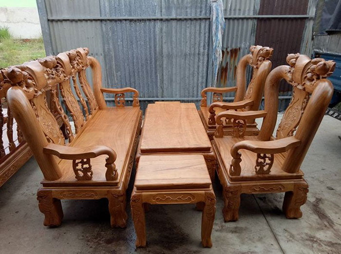 Bàn ghế bằng gỗ luôn có sức hút mạnh liệt với khách hàng