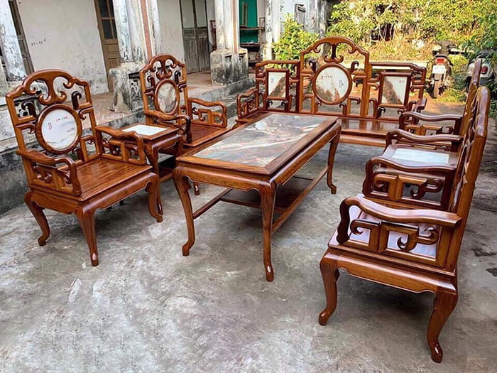 Bàn ghế 8 chi tiết được làm bằng gỗ gụ 