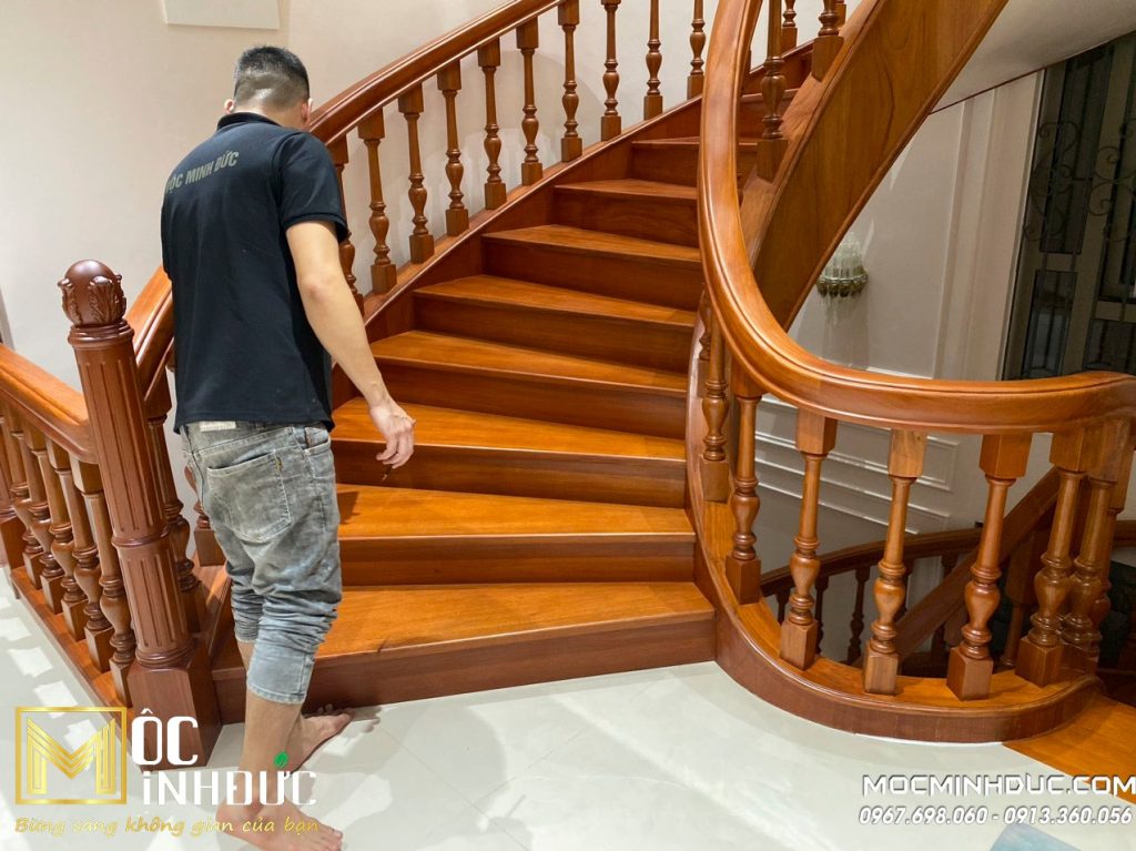 Nội thất cầu thang gỗ Tân cổ điển được sản xuất và hoàn thiện bởi nhà máy Mộc Minh Đức