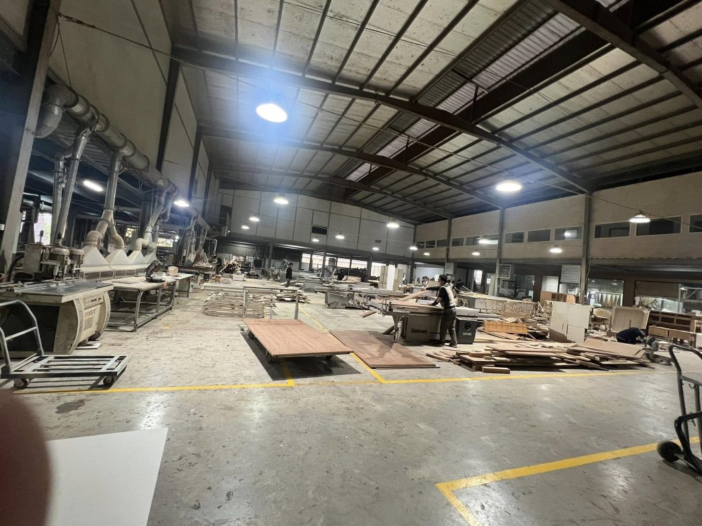 Nhà máy đồ gỗ đạt chuẩn với diện tích hơn 10000m2 với đầy đủ hệ thống máy móc hiện đại