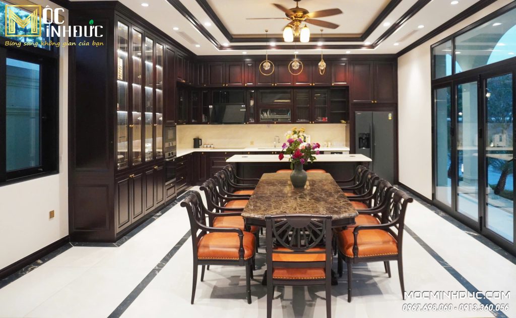 Nội thất phòng bếp phong cách Indochine với tông màu nâu của gỗ và màu cam của da Bò Ý