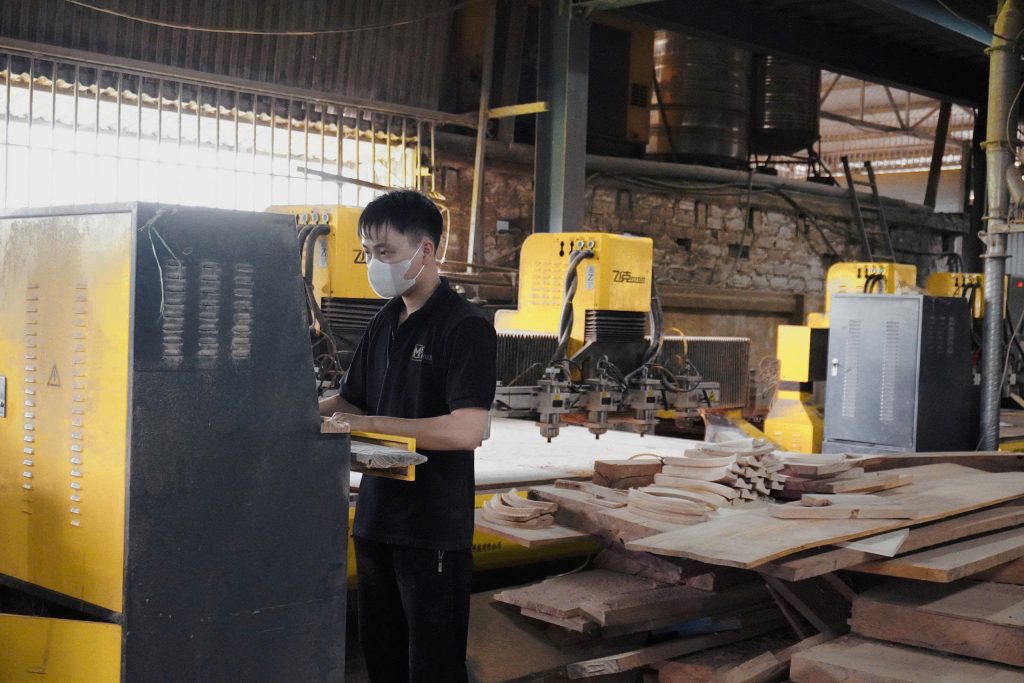 Hệ thống máy móc hiện đại giúp tiết kiện thời gian sản xuất đồ gỗ nội thất