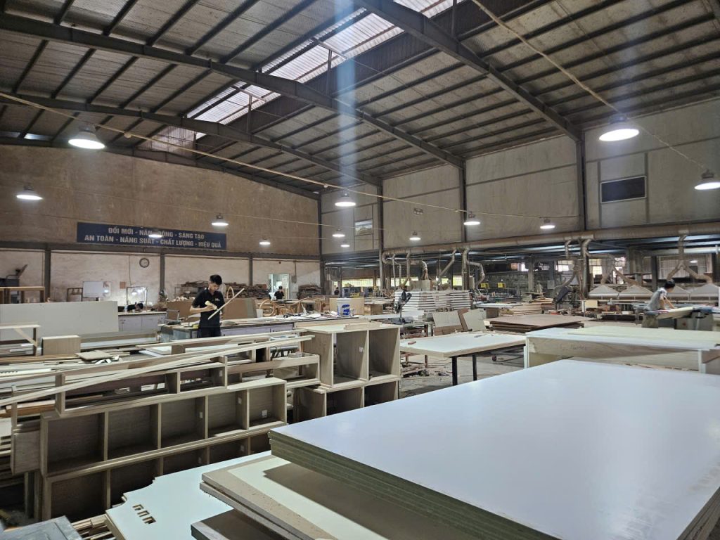 Nhà máy sản xuất đồ gỗ nội thất với diện tích hơn 10000m2 đáp ứng khối lượng đơn hàng số lượng lớn