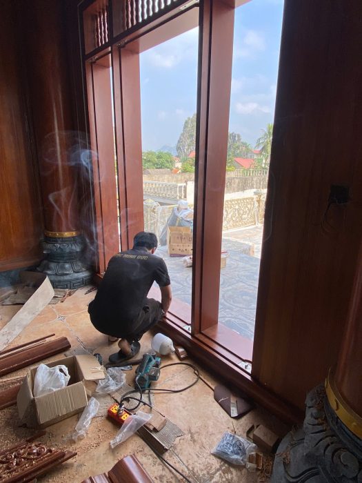Phòng thờ gỗ Gõ đỏ với hệ thống cửa lớn giúp đón nhiều ánh sáng