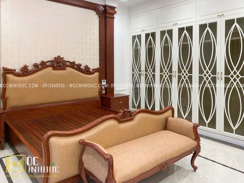 Nội thất phòng ngủ Tân cổ điển gỗ Gõ đỏ với hệ tủ quần áo âm tường cánh kính hoạ tiết CNC đầy ấn tượng